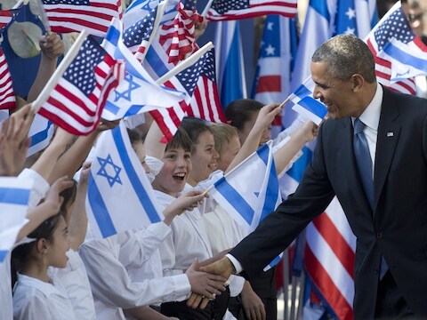 De Amerikaanse president Barack Obama gisteren bij aankomst in Tel Aviv.