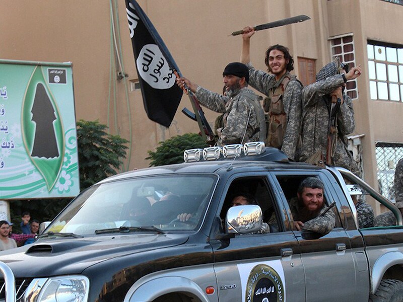 Strijders van de ISIS hielden zondag een soort militaire parade in de Syrische stad Raqqa. Verschillende buitgemaakte voertuigen van het Iraakse leger reden daarin mee.