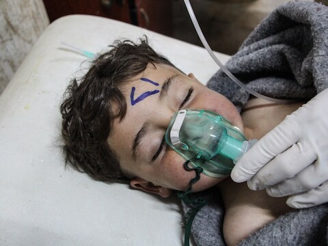 Een Syrisch kind wordt behandeld na de vermoedelijke gifgasaanval, in een veldhospitaal in Saraqib, in de Syrische provincie Idlib.