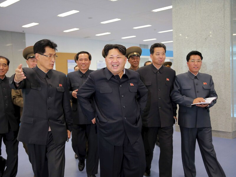 De Noord-Koreaanse leider Kim Jong-un met zijn gevolg.