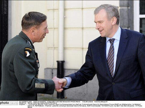 ISAF-opperbevelhebber David Petraeus schudt de hand van premier Leterme.