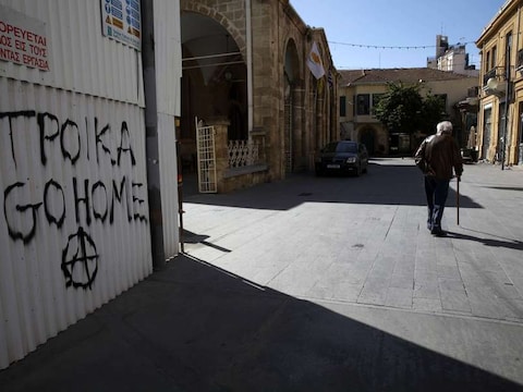 "Troika, go home", staat er te lezen in de straten van de Cypriotische hoofdstad Nicosia.