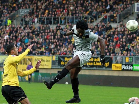 Bony kopt bij de 0-3 raak voor zijn 30ste goal van het seizoen.