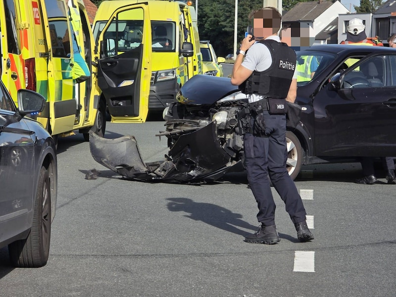 Twee gewonden bij aanrijding in Dendermonde: één slachtoffer moet uit wagen bevrijd worden