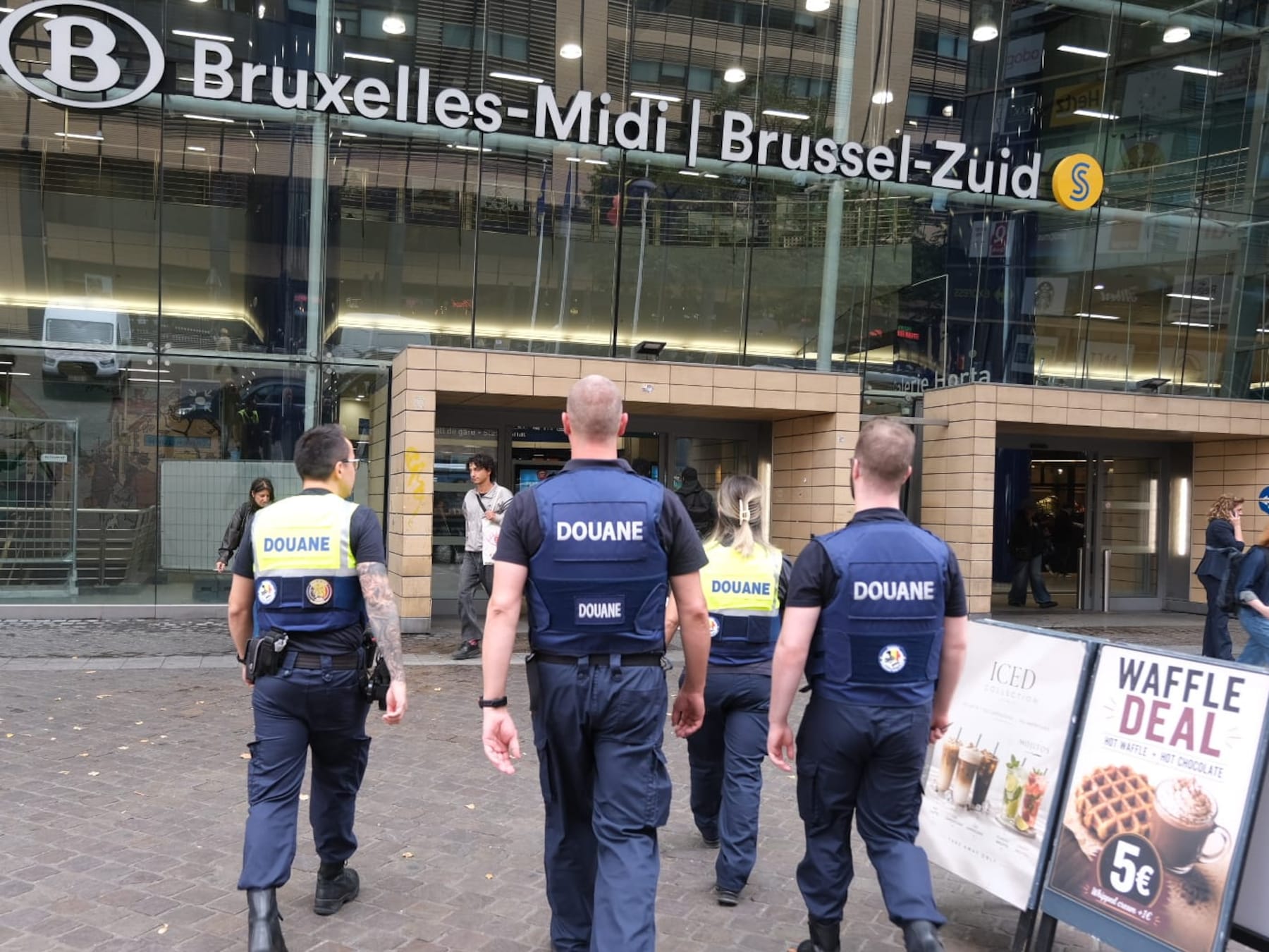 Onder babypakje en slabbetje ligt plots kalasjnikov met 30 patronen: zo liep twintiger tegen de lamp in station Brussel-Zuid