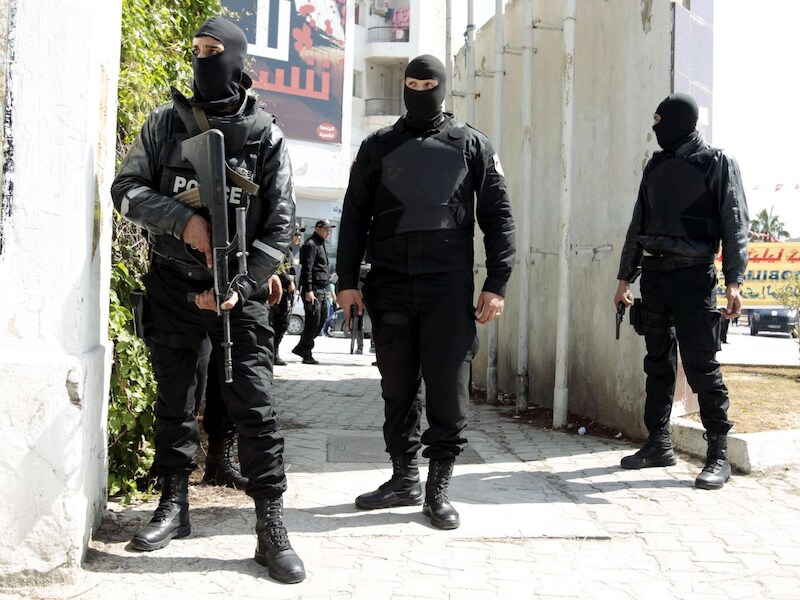 Politieagenten bij het parlement van Tunis