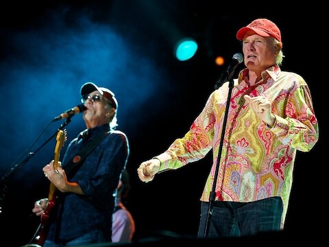 Mike Love (rechts) bezit de rechten op de naam 'Beach Boys' en nam de onbegrijpelijke beslissing.