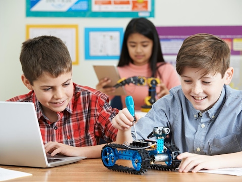 Illustratiebeeld - Vanaf oktober kunnen kinderen van 7 tot 12 jaar elke maand experimenteren in het nieuwe STEMLAB in de bibliotheek van Wommelgem.