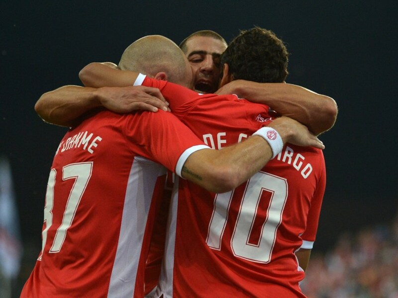 Ben-Haim viert met Van Damme en De Camargo.