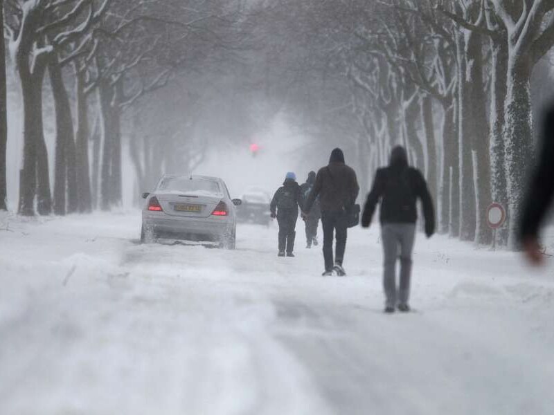 Honderden automobilisten raakten vast in de sneeuwstorm in de buurt van Cherbourg.