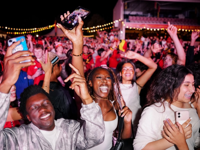 Dansen op klassiekers tijdens heropleving van Bal Populaire in Sint-Idesbald