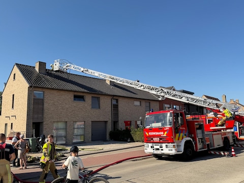 Langs de Menensesteenweg in Wervik brak brand uit op de zolderverdieping van een woning