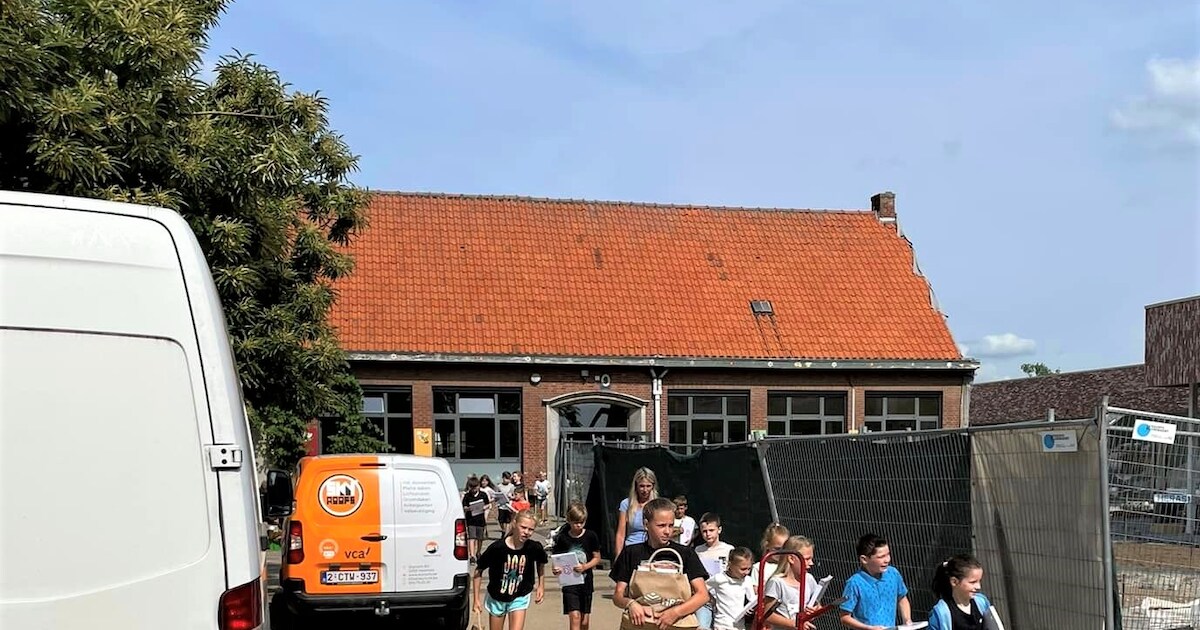 Leerlingen van De Bezige Bij verhuizen materiaal naar nieuwbouw op ...