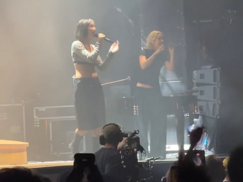 Pommelien Thijs duikt op bij MEAU op de eerste festivaldag van Pukkelpop.