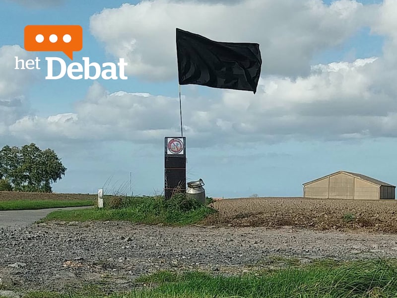 Landbouwer Stefan Vandewalle uit Leisele hing uit protest tegen de eventuele komst van 3 grote windmolens de zwarte vlag uit aan het begin van de dreef naar zijn landbouwbedrijf.