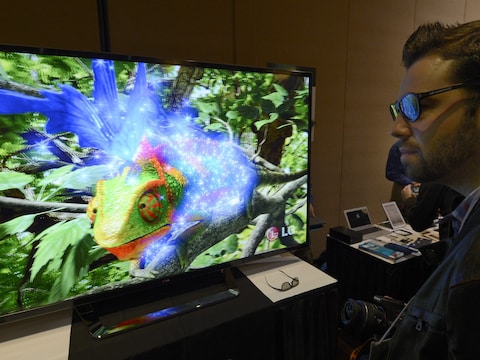 Een man kijkt tv met een 3D-bril. (archieffoto)