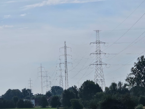 De hoogspanningslijn die op termijn verzwaard wordt in het Ventilus-project, ter hoogte van Lendelede.