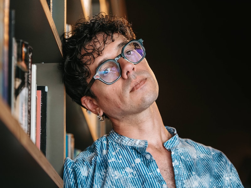 Dressed Like Boys-zanger over zijn festivalzomer en zijn polyamoureuze relatie: “Ja, wij vormen een trio”