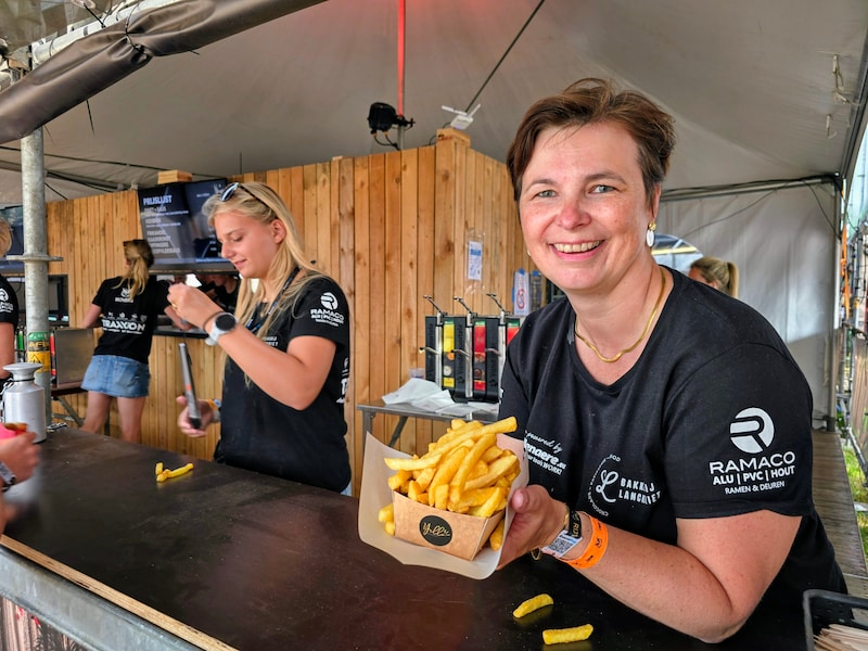 Schepen Hilde De Graeve (50) en haar team van feestcomité Zomergem bakken frietjes op Rijvers: “Trots dat zo’n mooie organisatie in ons dorp bestaat”