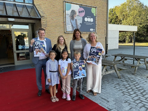David Dehenauw, directeur Birgit Laporte, taaljuf Birgit Van Dierendont en zorgcoach Wenny Gurdebeke bij de lancering van de campagne ‘Blij je te zien’.
