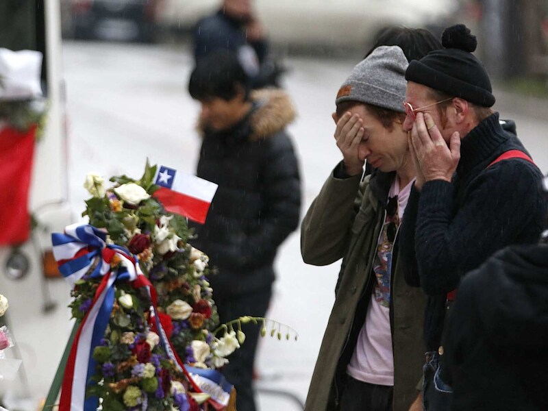 Bandleden van Eagles of Death Metal voor de Bataclan.