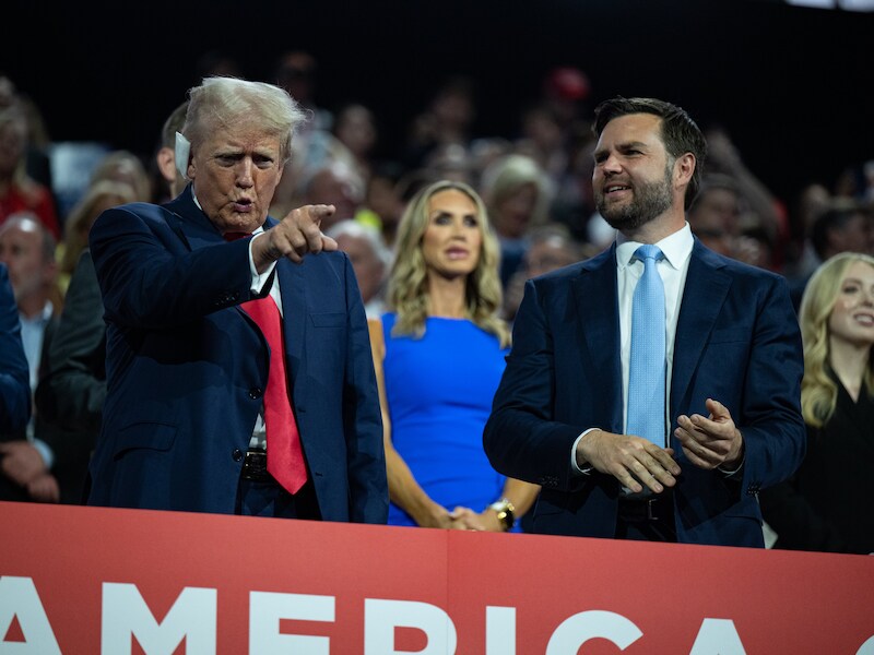 Donald Trump en zijn 'running mate' J.D. Vance tijdens de Republikeinse partijconventie in Milwaukee.
