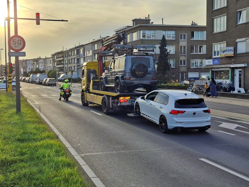 Na verschillende gevaarlijke verkeersovertredingen tijdens een trouwstoet nam de politie zaterdag op de Bisschoppenhoflaan in Antwerpen twee wagens in beslag.