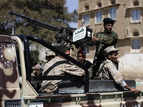 Houthi-rebellen patrouilleren in de hoofdstad Sanaa.