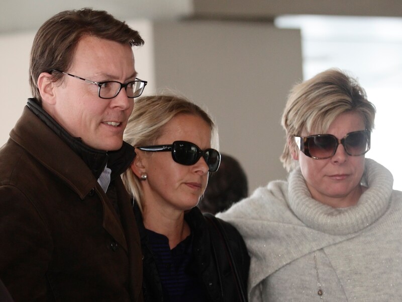 Prins Constantijn, prinses Mabel en prinses Laurentien bij hun aankomst aan de universiteitskliniek in Innsbruck waar prins Friso verzorgd wordt.