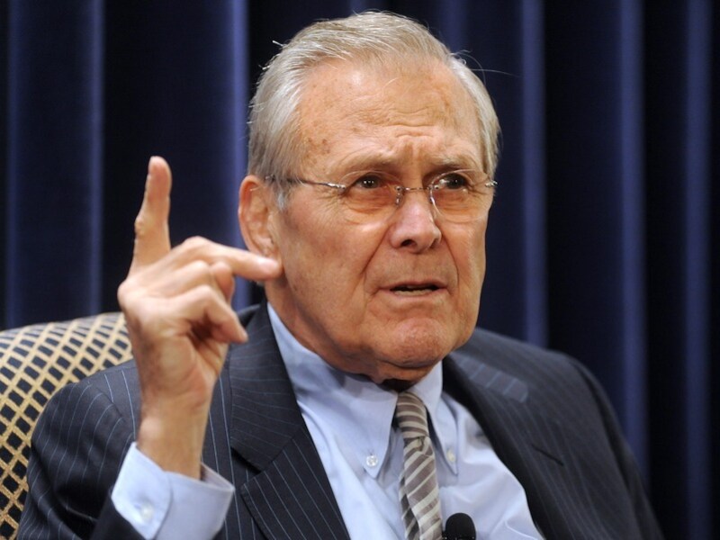 Oud-minister Rumsfeld tijdens een discussie over een boek van zijn hand in 2011.