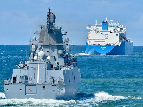 Archiefbeeld. Het Russische fregat Admiral Kasatonov escorteert een gastanker op de Oostzee.