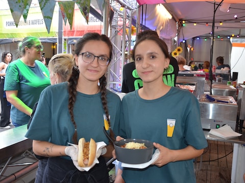Irem en Izel Yuksel (21) zijn sinds dit jaar vaste vrijwilligers in de Food Corner van de Lokerse Feesten