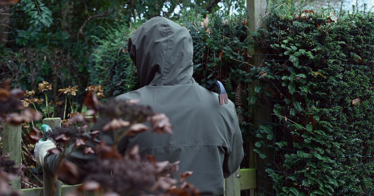 Bewoonster betrapt overdag drie in het zwart geklede mannen op haar oprit