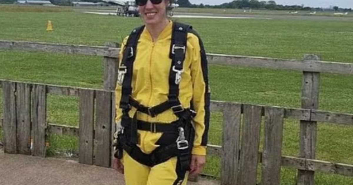 Parachute klapt niet open tijdens duosprong: Britse moeder (48) stort ...