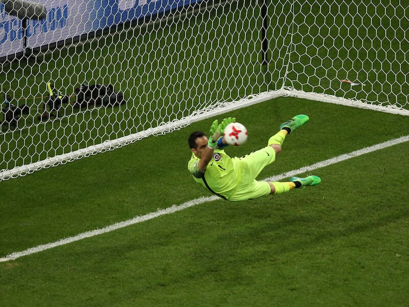 Bravo, Claudio Bravo: Chili naar finale nadat doelman in strafschoppenreeks drie Portugese elfmeters stopt