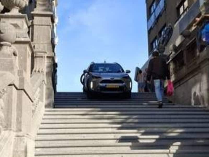 Nederlandse toerist (74) rijdt zich vast op iconische trappen in Blankenberge... en geeft Waze de schuld