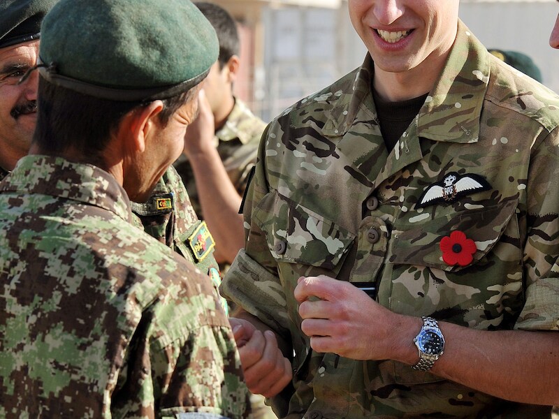 De Britse prins William tijdens zijn militaire activiteiten.
