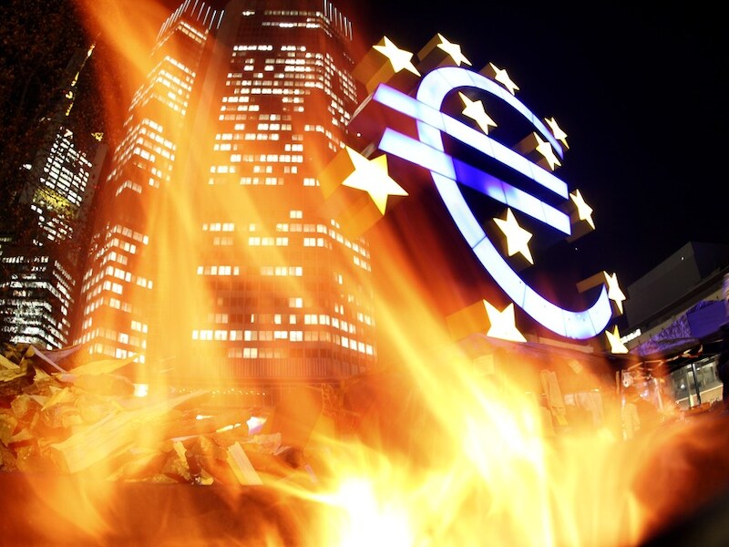 Demonstranten stoken een vuurtje voor de Europese Centrale Bank in Frankfurt. archieffoto