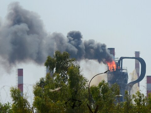 Een brand bij een installatie van de olieraffinaderij van Abadan, in het zuidwesten van Iran, op 19 juli.