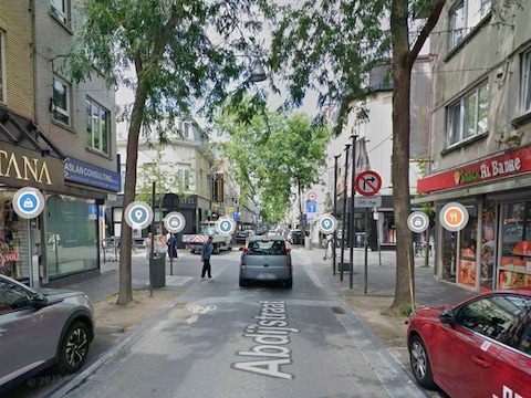 Abdijstraat
In een kledingzaak in de Abdijstraat nam de politie 39.200 euro cash in beslag en werden twee witwasdossiers opgestart. In een reiskoffer lagen ook 129 vermoedelijk nagemaakte iPhones. Een werkneemster werd gearresteerd nadat ze een inspecteur had geslagen en uitgescholden.