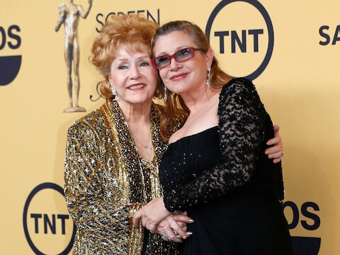 Debbie Reynolds (links) en Carrie Fisher in 2015.