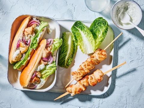 Even de barbecue aansteken en klaar: zo maak je een broodje kip kebab