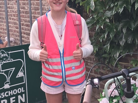 Adele is klaar voor de eerste schooldag.