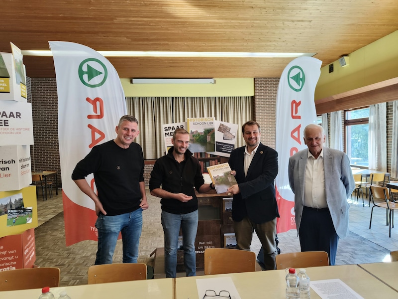 Voorstelling stickeralbum Historisch Schoon Lier. Steven Stouten en Tim Antonis van Spar Lier, burgemeester Rik Verwaest en Herman De Belder van Lier Belicht