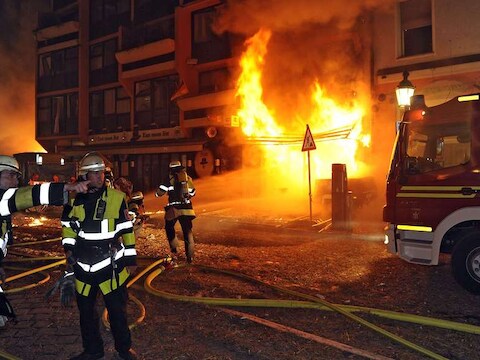 Brandweermannen proberen het vuur onder controle te houden in München.