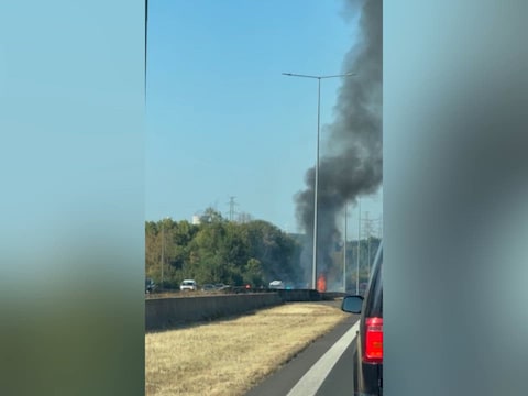 De wagen brandde vrijdagavond uit op de Brusselse buitenring in Huizingen.
