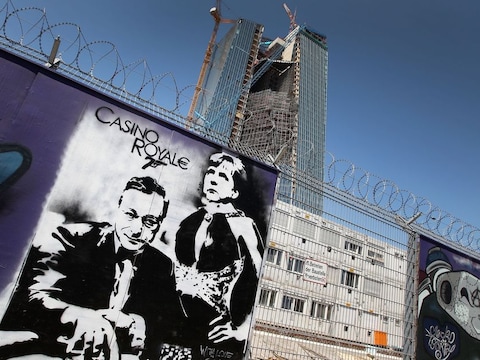 Een van de graffiti-werken toont Mario Draghi en Angela Merkel in een Casino Royale-setting.