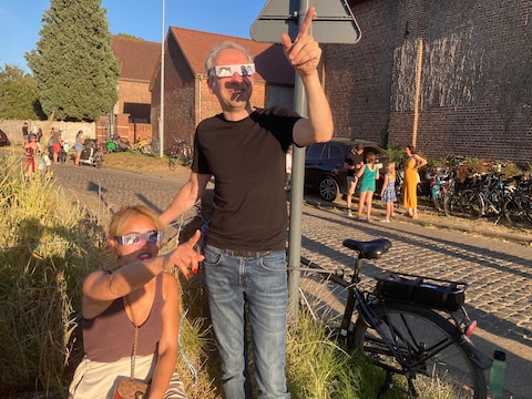 Shelly en Philippe genoten van de eclips, maar ook van elkaar zoals geliefden dat horen te doen op een unieke avond.