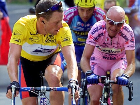 Lance Armstrong (L) en Marco Pantani.