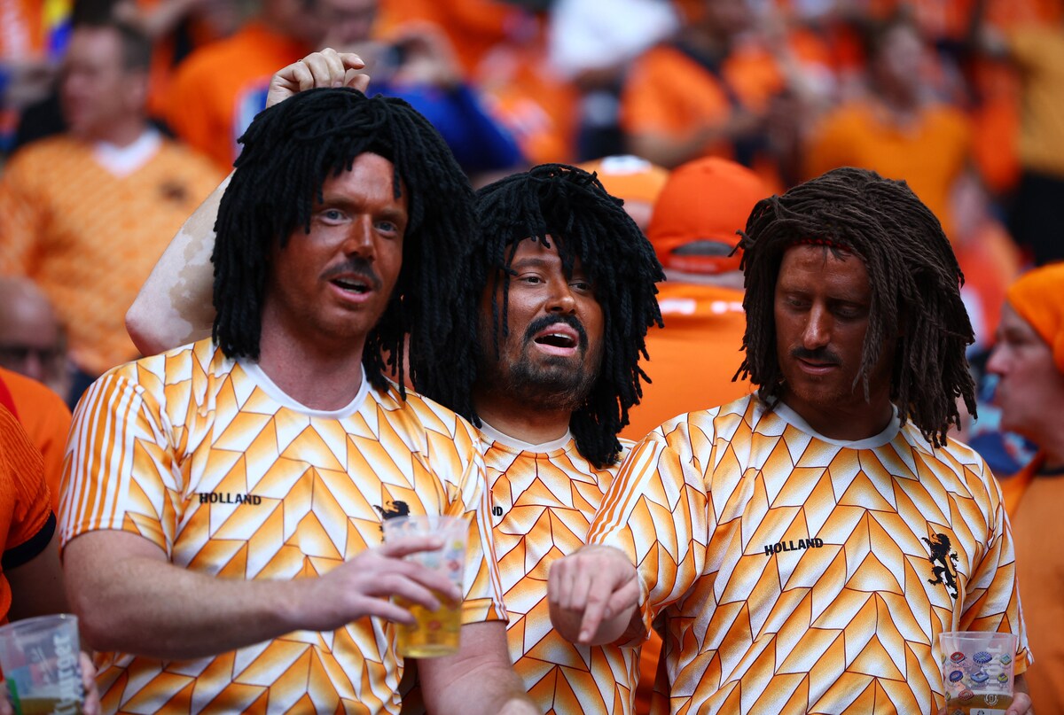de-drie-oranjefans-die-zich-voordeden-als-oud-sterspeler-ruud-gullit-kregen-forse-kritiek-op-hun-geschminkte-gezichten-16-06-24